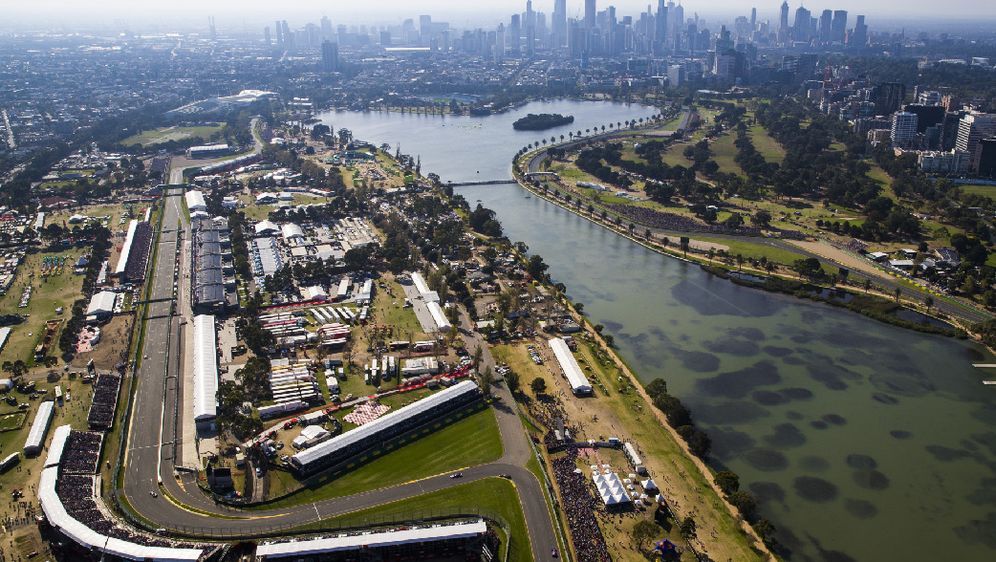 Blick auf den Albert Park Circuit mit der Skyline von Melbourne im Hintergru... - Bildquelle: Motorsport Images