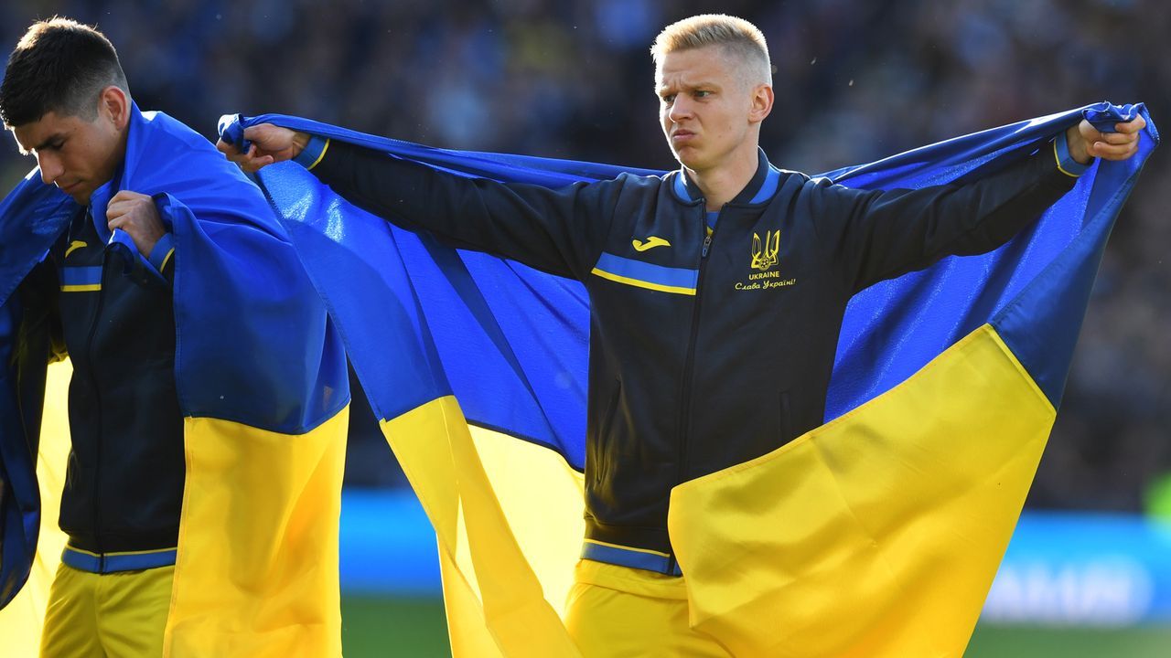 Zinchenko und Co. kamen mit ukrainischer Flagge aufs Feld - Bildquelle: 2022 Getty Images