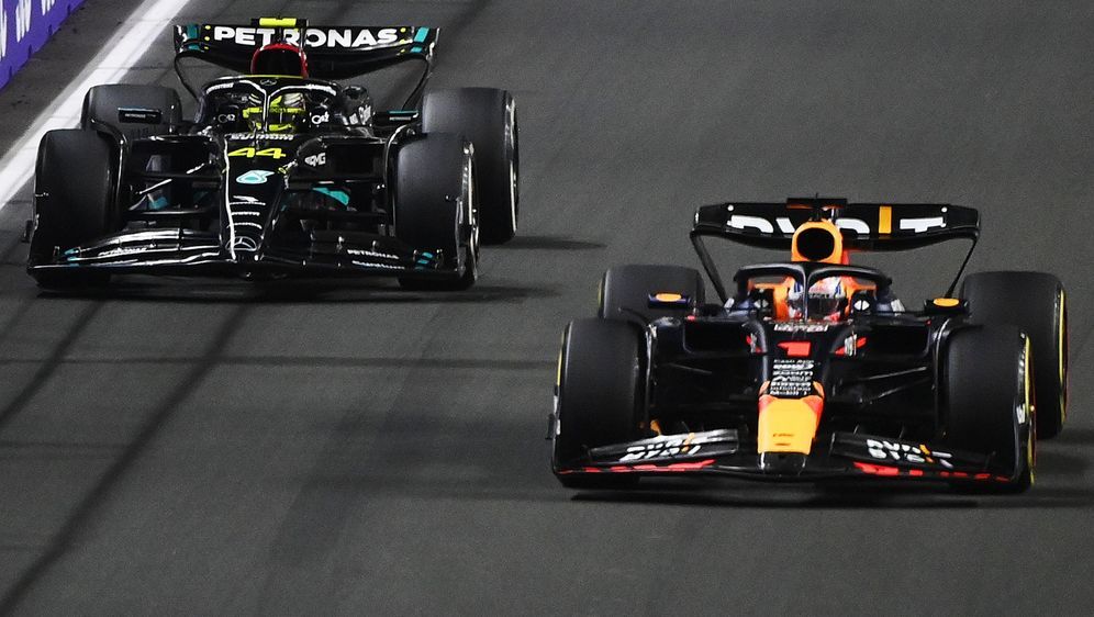 Lewis Hamilton war in Runde 12 nur Kanonenfutter für Max Verstappen im RB19 - Bildquelle: Motorsport Images