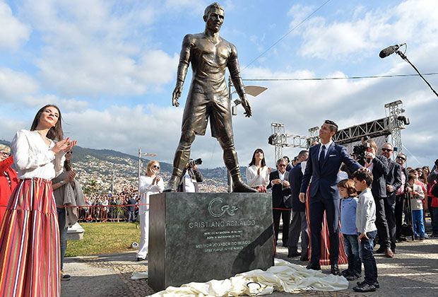 Cristiano Ronaldo Statue Mit Pikantem Detail