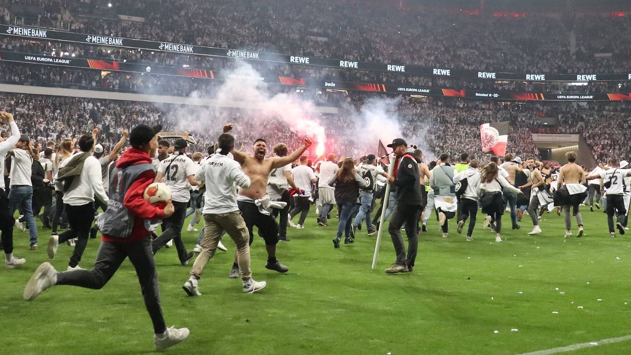 Platzsturm in Frankfurt: SGE-Fans gehen nach Finaleinzug gegen West Ham United steil - Bildquelle: IMAGO