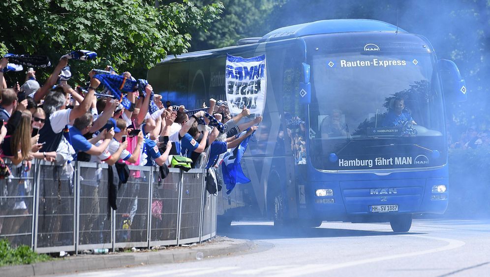 Die HSV-Fans wollen dem Mannschaftsbus einen lautstarken Empfang bereiten - Bildquelle: imago/Revierfoto