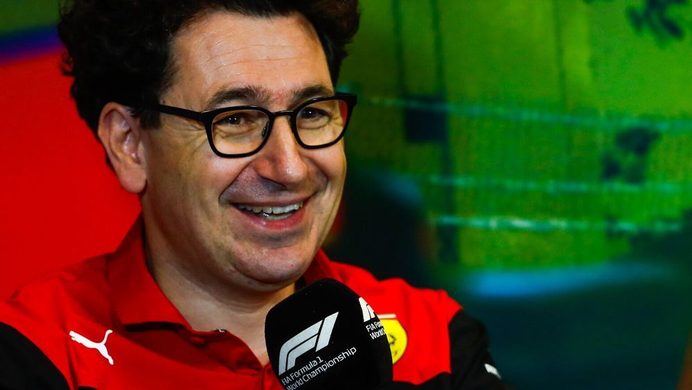 Ferrari-Teamchef Mattia Binotto in einer Formel-1-Pressekonferenz - Bildquelle: Motorsport Images