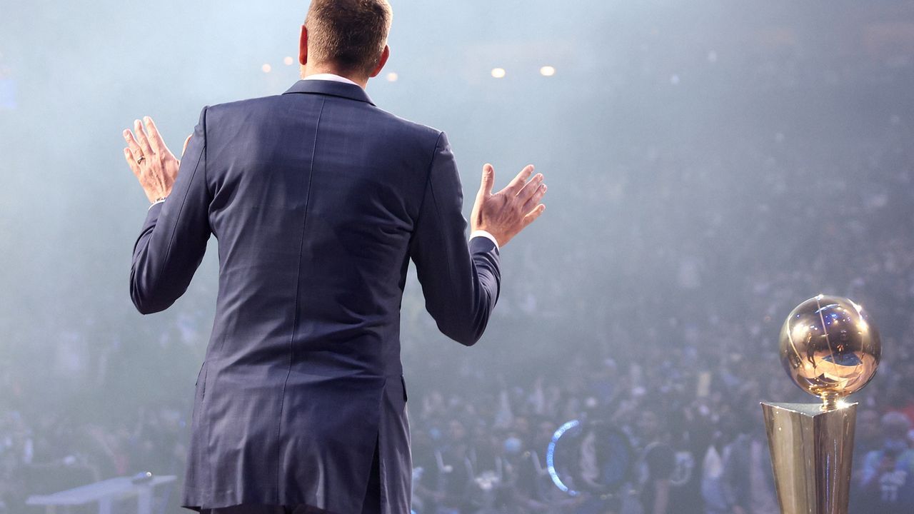 Nowitzki mit seiner Meister-Trophäe - Bildquelle: 2022 Getty Images