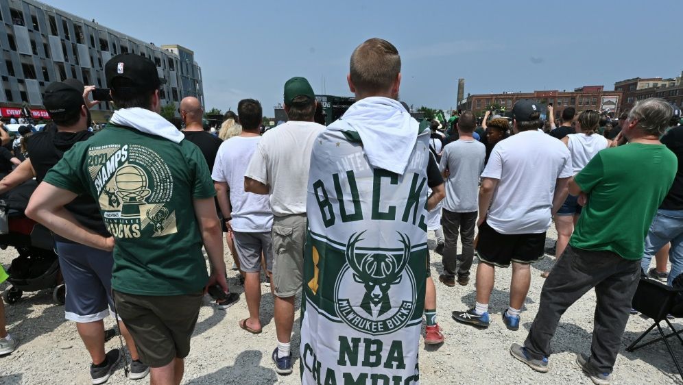 Milwaukee Bucks sagen Public Viewing ab - Bildquelle: GETTY AFP/SID/JAMIE SABAU