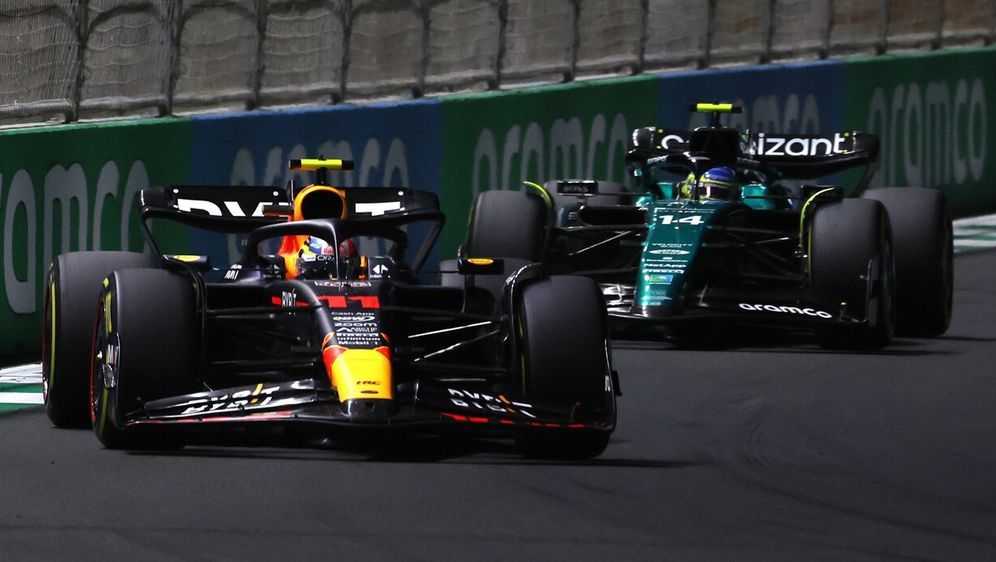 Fernando Alonso jagt Sergio Perez beim Grand Prix von Saudi-Arabien 2023 - Bildquelle: Motorsport Images