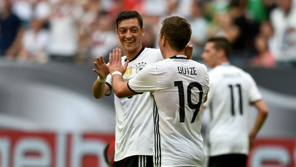 Götze gratuliert Özil zur erfolgreichen Karriere - Bildquelle: AFP/SID/PATRIK STOLLARZ