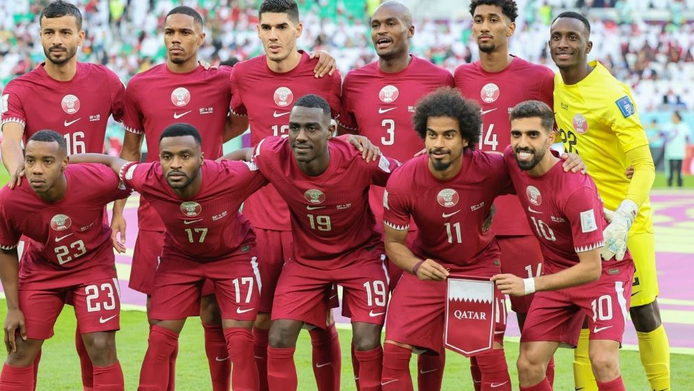 Die Kataris posieren für das Teamfoto - Bildquelle: AFP/SID/KARIM JAAFAR