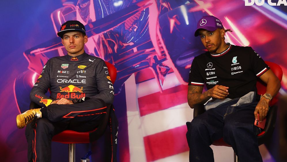 Lewis Hamilton (re.) stärkt Max Verstappen den Rücken. - Bildquelle: 2022 Getty Images