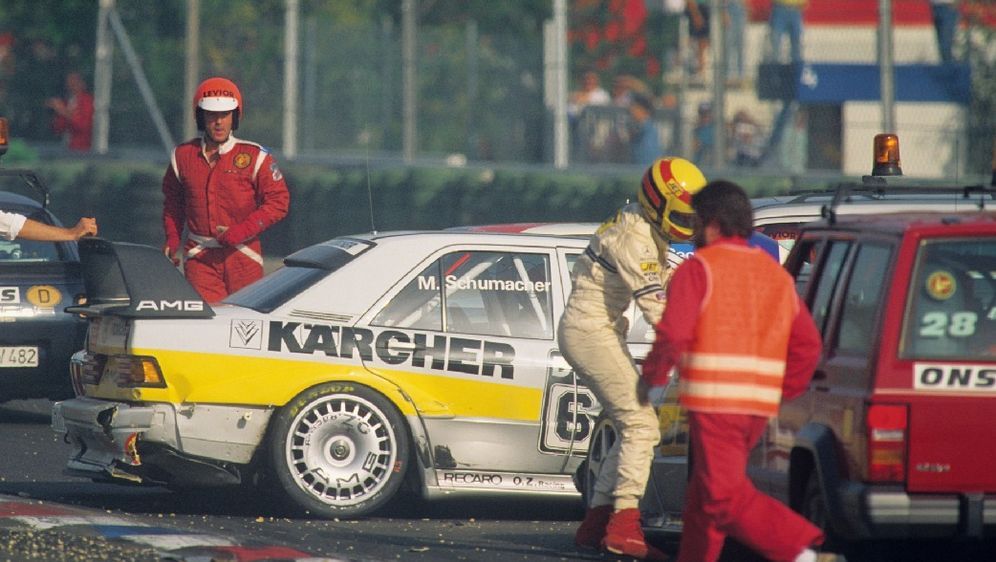 Nach dem Zwischenfall: Schumachers Auto steht quer, Johnny Cecotto steigt au... - Bildquelle: Motorsport Images
