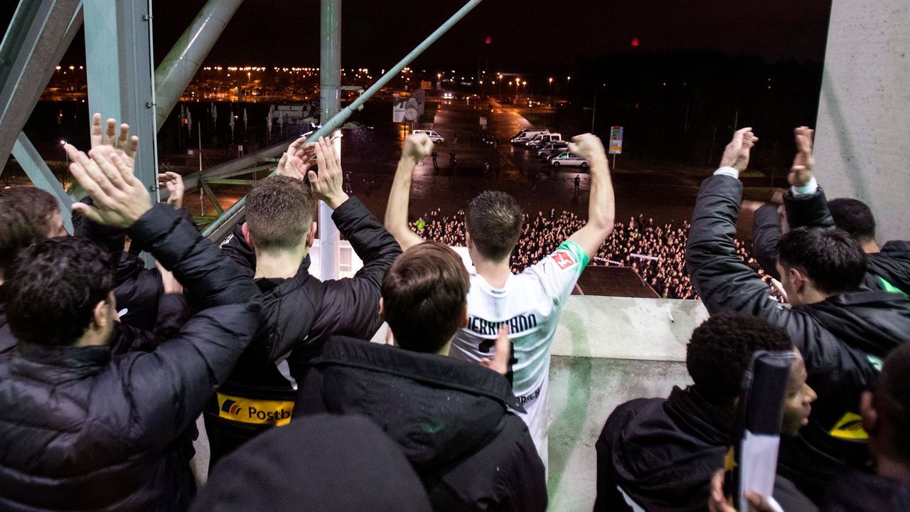 Nach Geisterspiel Hunderte Gladbach Fans Feiern Derbysieg Gegen Koln