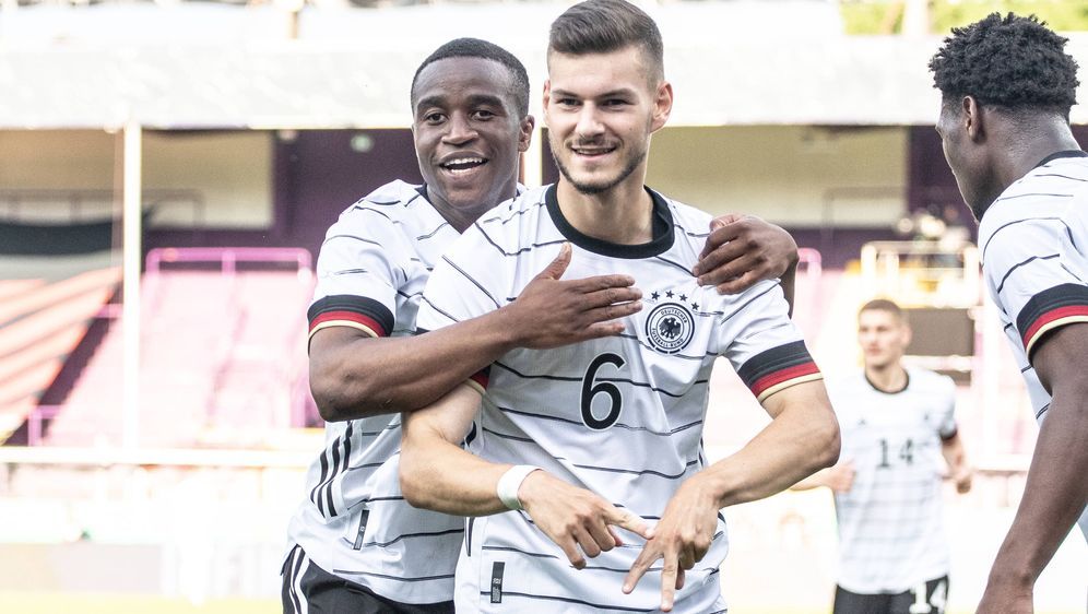 In der Nationalmannschaft gute Freunde: Youssoufa Moukoko und Tom Krauß. - Bildquelle: Imago Images