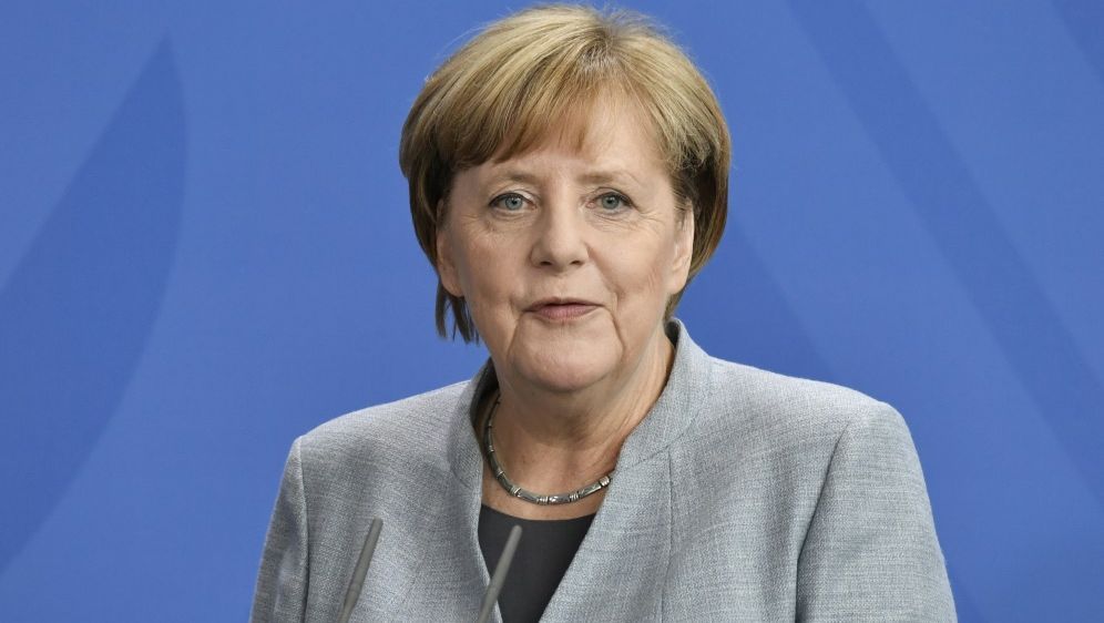 Angela Merkel: Sorge um die Zukunft des Fußballs - Bildquelle: AFPSIDJOHN MACDOUGALL