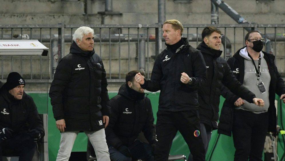 Schultz (Mitte) jubelt über den Sieg gegen den BVB - Bildquelle: POOL/POOL/SID/FABIAN BIMMER