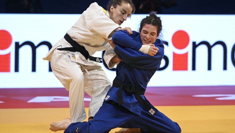 Mascha Ballhaus (r.) verliert gegen Krasniqi (l.) - Bildquelle: AFP/SID/NIKOLAY DOYCHINOV