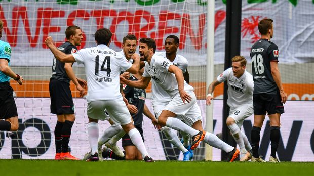 Augsburg gerettet, Bremen taumelt in Richtung Relegation