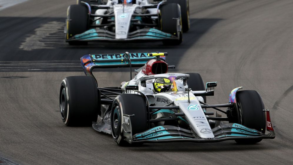 An den starken Freitag konnten Hamilton und Russell nicht anknüpfen - Bildquelle: Motorsport Images