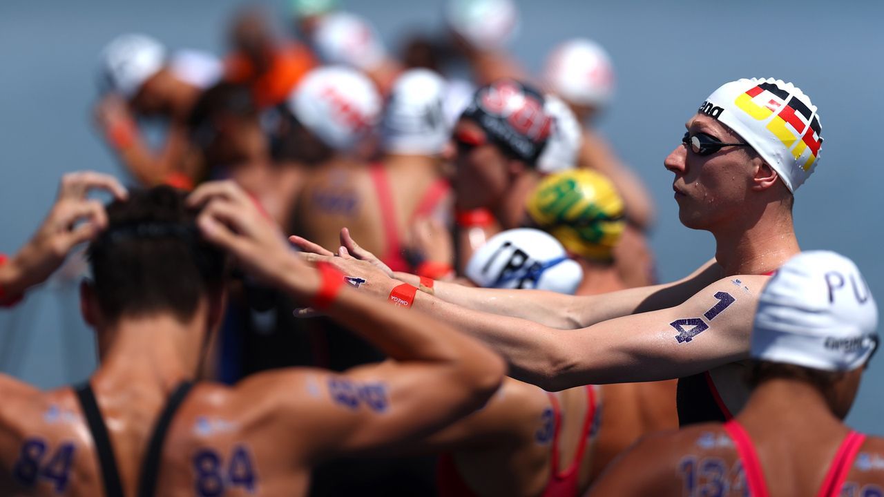 Gold für deutsche Schwimmer! Konkurrenz biegt falsch ab - Bildquelle: 2022 Getty Images