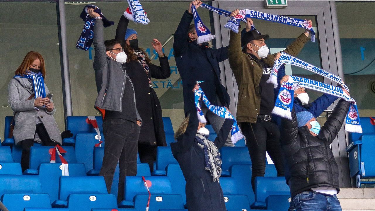 Fans mit Schal und Maske - Bildquelle: Imago Images